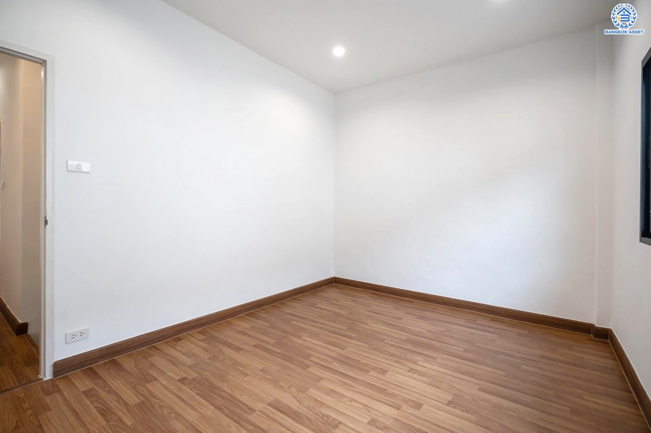 บ้านมือสองตกแต่งใหม่ โครงการ บ้านทอฝัน พิบูลย์สงคราม พร้อมอยู่ เนื้อที่ 16 ตร.ว. ฟังก์ชัน 3 ห้องนอน 2 ห้องน้ำ จอดรถได้ 1 คัน บนสุดยอดทำเล! เชื่อมถนนพิบูลย์สงคราม, วงศ์สว่าง, นครอินทร์ และติวานนท์ ใกล้จุดขึ้นทางด่วนศรีรัช-วงแหวนรอบนอก และรถไฟฟ้า "สถานีแยกติวานนท์"